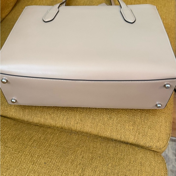 Large COACH Beige Leather Tote with Embossed 'C' - Picture 5 of 6